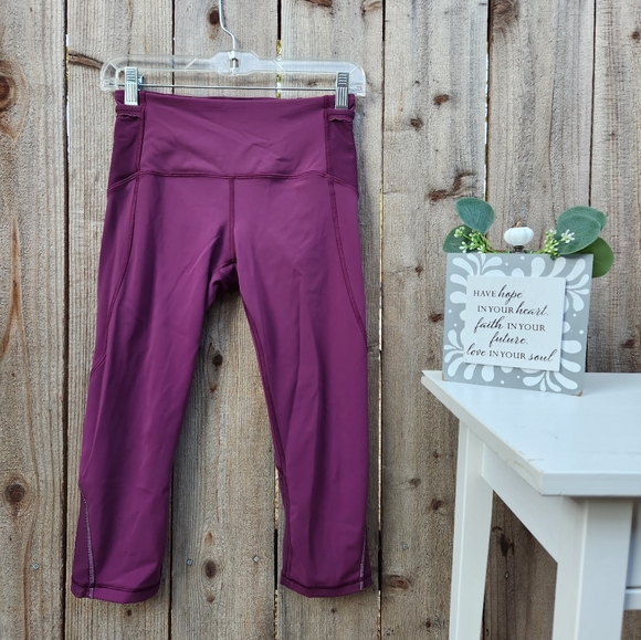 Women's Lululemon Cropped Capri Leggings Size 4 - Picture 2 of 8
